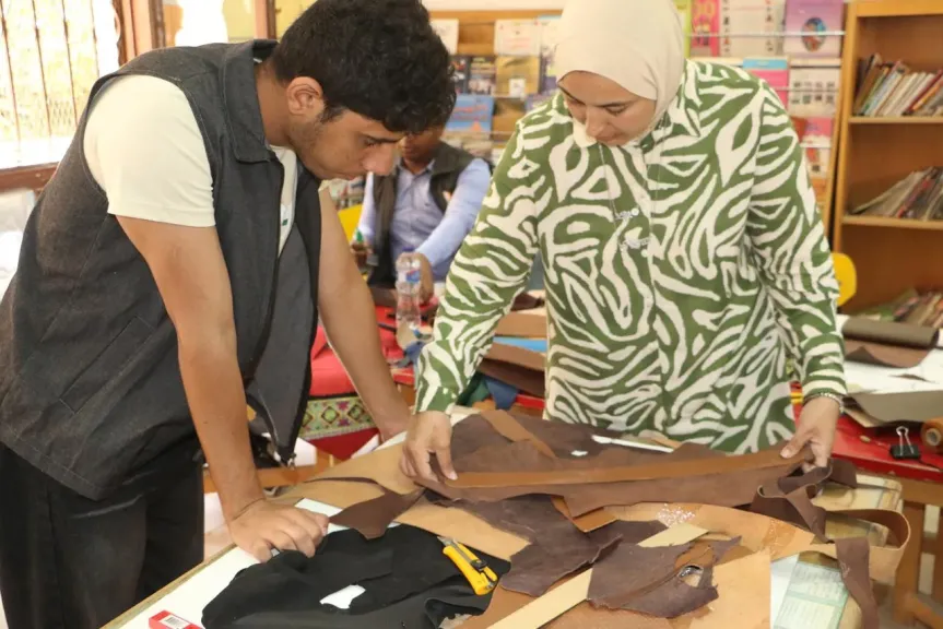 شباب المحافظات الحدودية يبدعون في ورش الريزن والأركت والجلود ضمن مشروع ”أهل مصر” بالفيوم