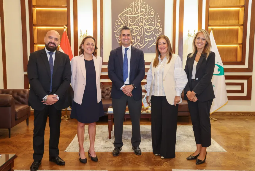 البريد وفيزا يبحثان توسيع الشراكة لتعزيز الخدمات المالية الرقمية
