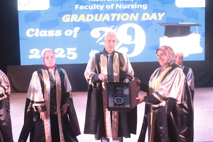 جامعة أسيوط تحتفل بتخرج الدفعة (39) من كلية التمريض وتُكرم المتفوقين