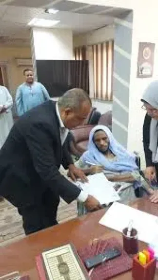 محافظ سوهاج يستجيب لاستغاثة مريض ويوفر له عقد عمل