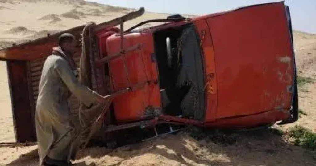 انقلاب سيارة نصف نقل محملة بالقصب على الطريق السريع بسوهاج دون إصابات