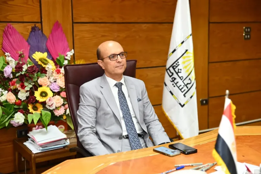 الدكتور المنشاوي يعقد اجتماعًا لمتابعة المشروعات الإنشائية بجامعة أسيوط