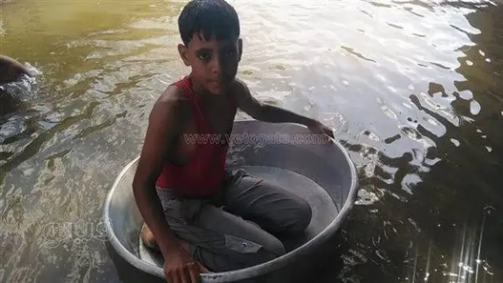 بالطشت والسياحه اطفال دلهمو يستغلون منسوب النيل