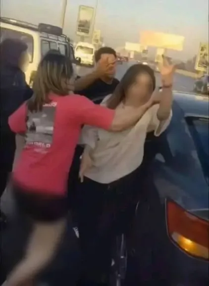 الأمن يفحص فيديو الفعل الفاضح لفتاة مع شاب أثناء قيادته سيارة