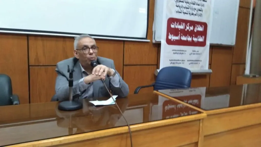 جامعة أسيوط تختتم فعاليات معسكر إعداد الكوادر الطلابية بمحاضرات