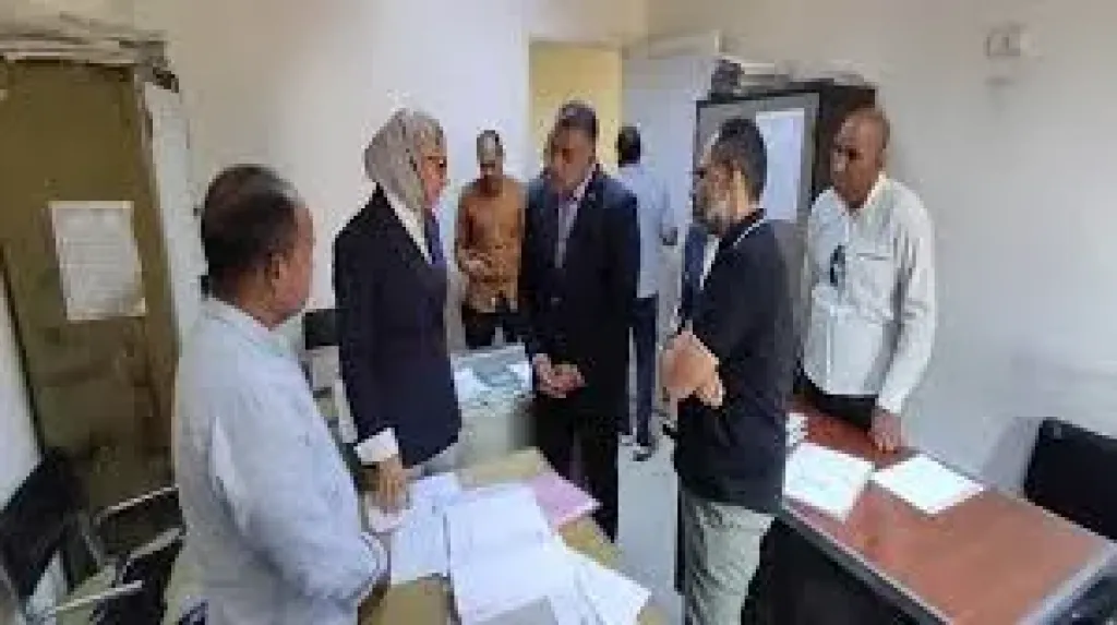 نائب محافظ الوادي الجديد تكافئ موظفي المركز التكنولوجي بالخارجة