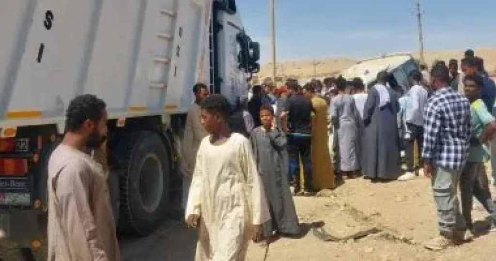 مصرع شخصين وإصابة 3 آخرين فى حادث تصادم ميكروباص وتريلا بأسوان