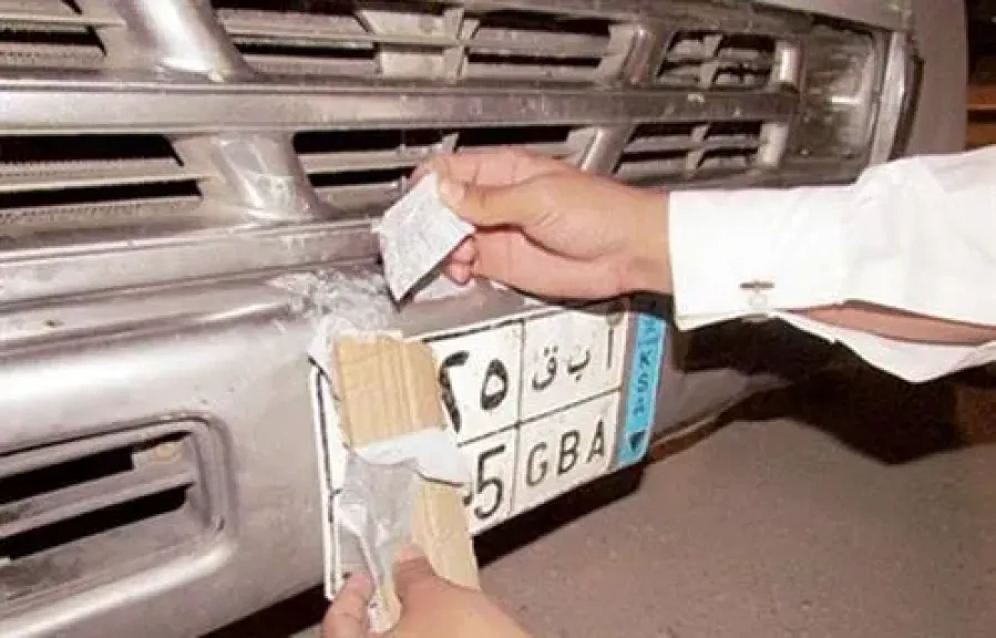 ضبط سائق «تطبيق نقل ذكي» حاول إخفاء لوحات سيارته على كوبري بالجيزة