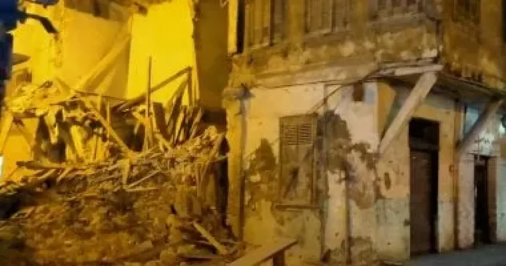 انهيار جزئي بعقار قديم صادر له قرار هدم دون إصابات في الجمرك بالإسكندرية