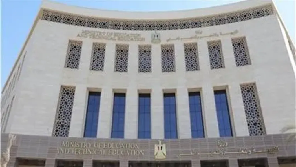وزارة التعليم توجه المدارس بتسليم الطلاب الكتب وفرصة أخيرة اليوم