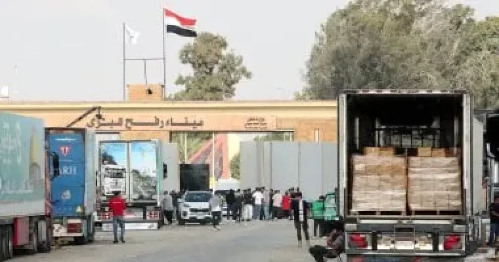 تحرك قافلة المساعدات الإنسانية زاد العزة الـ45 من مصر إلى قطاع غزة