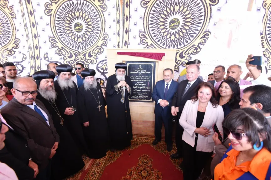 محافظ أسيوط والبابا تواضروس يضعان حجر الأساس لمدرستي ”المحبة الدولية