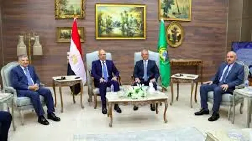 محافظ الإسماعيلية يهدي وزير الموارد المائية والري درع المحافظة