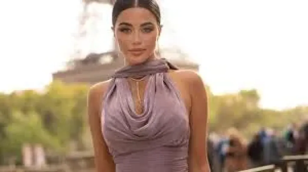يارا السكري تخطف الأضواء في أسبوع الموضة بباريس