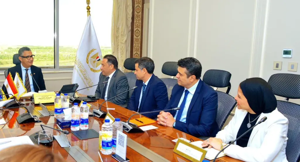 فاروق يبحث مع العضو المنتدب والرئيس التنفيذي لـ ”أورانج مصر” تعزيز التعاون