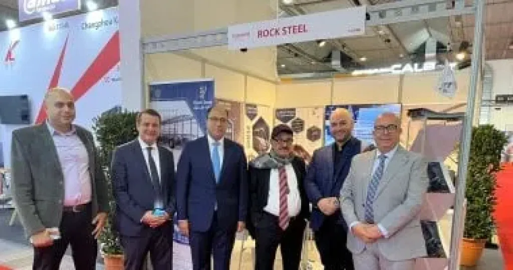 سفير مصر لدى بلجيكا والاتحاد الأوروبى يتفقد أجنحة الشركات المصرية بمعرض Busworld 2025