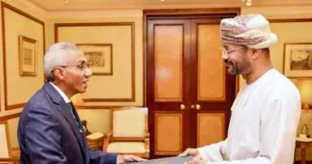 وزيرُ الخارجية العماني يتسلّم نسخة من أوراق اعتماد السفير المصري بمسقط