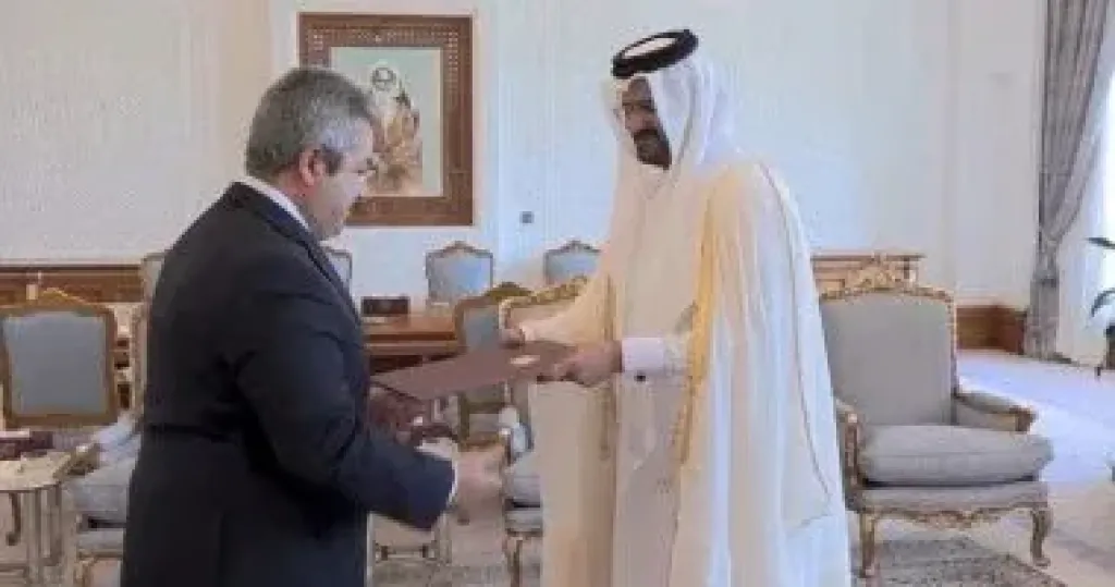سفير مصر فى الدوحة يقدم أوراق اعتماده إلى نائب أمير قطر