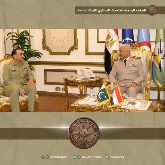 وزير الدفاع والإنتاج الحربي ورئيس الأركان يلتقيان رئيس أركان القوات البرية الباكستانية