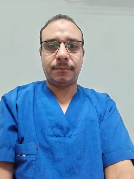 رئيس جامعة أسيوط يشيد بنجاح فريق طبي بوحدة الجراحات الميكروسكوبية