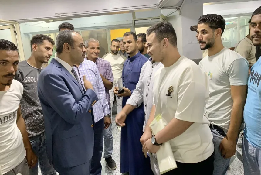 تسليم العقود لابناء الشرقية الراغبين فى السفر للخارج