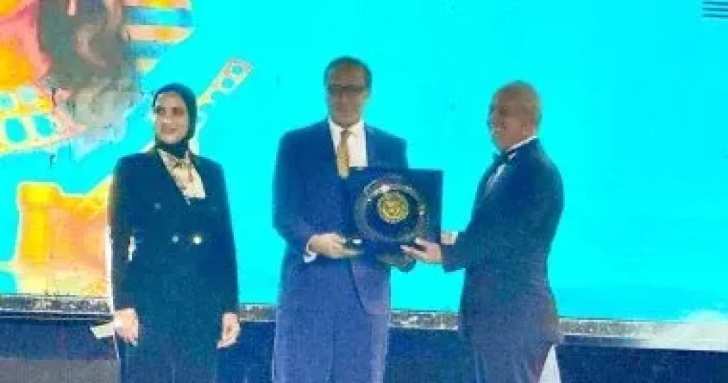 مهرجان إسكندرية يكرم المحافظ وإسلام عفيفى رئيس مجلس إدارة أخبار اليوم