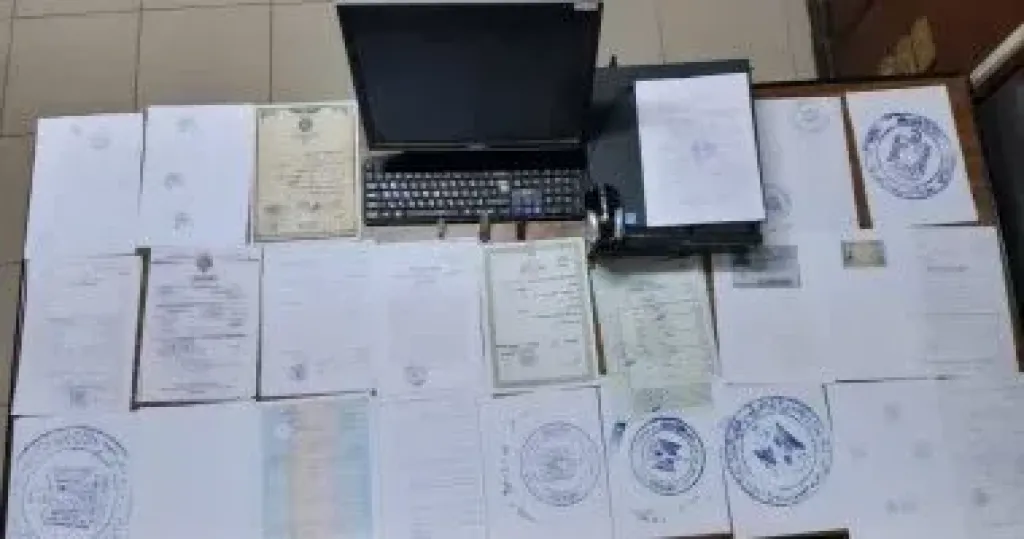 استجواب مدير كيان وهمى لمنح شهادات دراسية مزورة
