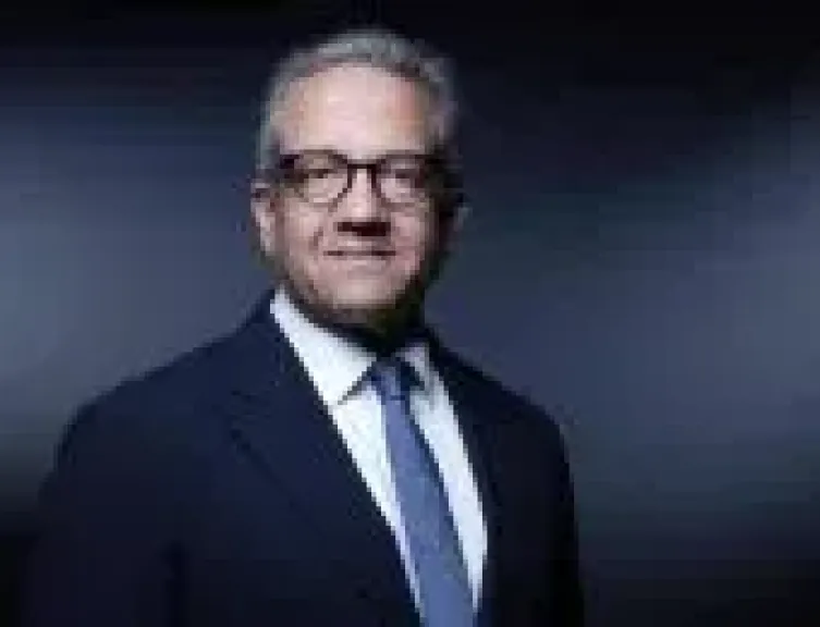 وزير قطاع الأعمال يهنئ الدكتور خالد العناني لفوزه بمنصب المدير العام لليونسكو