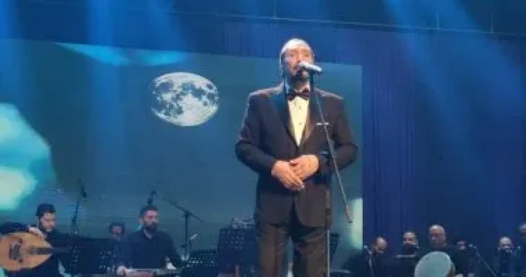علي الحجار يغني لفلسطين في حفل مسرح البالون
