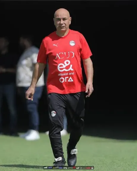 حسام حسن يعقد محاضرة أخيرة بالفيديو للاعبي منتخب مصر قبل مواجهة جيبوتي