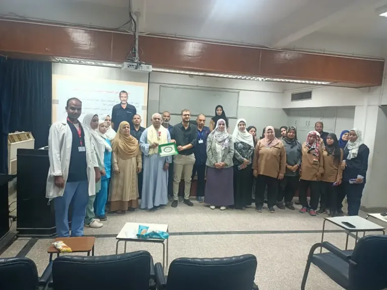 إدارة التدريب الفني وتطوير التمريض تنظم ندوة تثقيفية للعمال