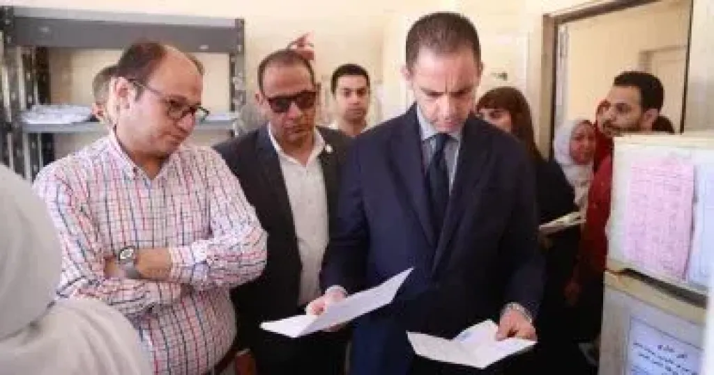 نائب وزير الصحة يبحث مع محافظ الغربية سبل تخفيف الأعباء عن المرضى