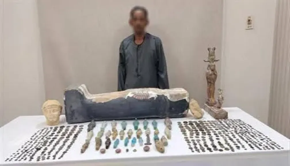 ضبط مزارع جنوب بنى سويف وبحوزته 533قطعه اثريه..صور