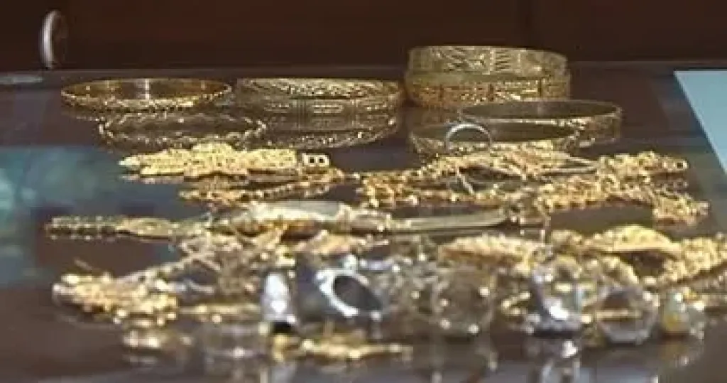 كشف ملابسات تداول فيديو طليق سيدة استولى على مصوغاتها وملابسها بالبحيرة