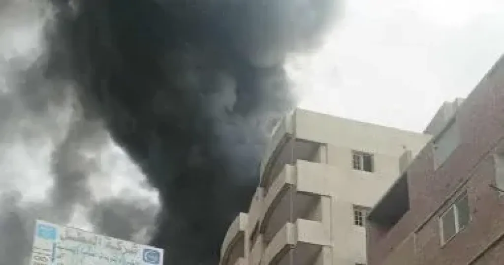 اندلاع حريق داخل عقار فى مدينة السلام والإطفاء تحاول السيطرة