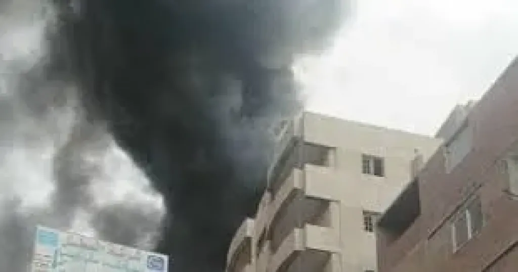 النيابة العامة تنتدب الأدلة الجنائية لمعاينة حريق مصنع قطع غيار سيارات في السلام