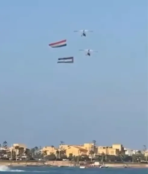 علم فلسطين بجوار العلم المصري فى سماء شرم الشيخ تزامنا مع وقف إطلاق النار