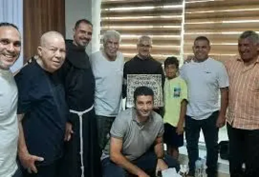 الأب بطرس دانيال يزور الكابتن حسن شحاتة بالمستشفى