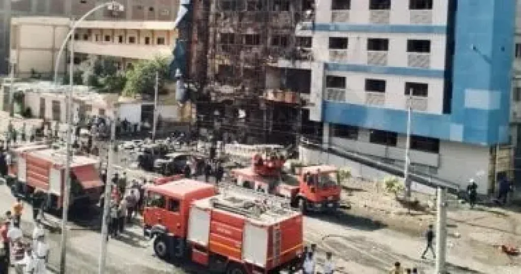 وزارة الصحة: إجلاء 29 مريضا أثناء حريق مستشفى كرموز بواسطة 15 سيارة إسعاف