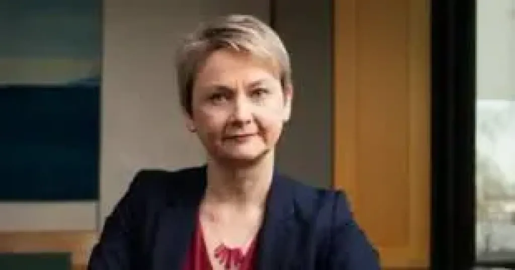 بريطانيا تدعو لزيادة المساعدات الإنسانية لغزة تزامنا مع تصويت مجلس الأمن على تنفيذ خطة السلام