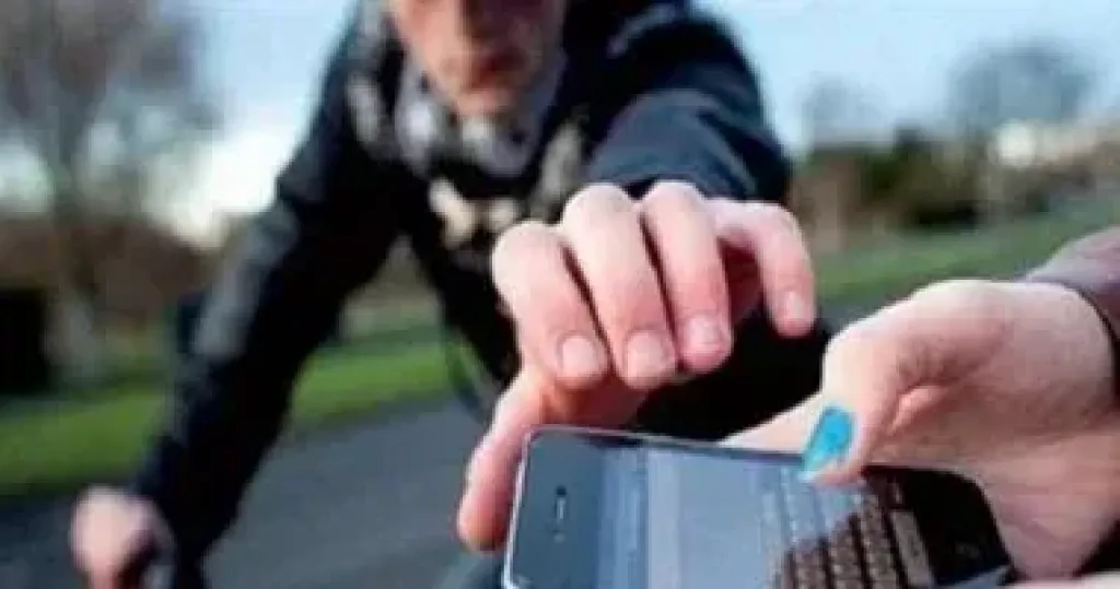 بأسلوب الخطف.. تجديد حبس 5 متهمين بسرقة الهواتف المحمولة بالقاهرة