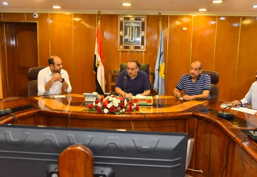 *محافظ أسيوط يعقد اجتماعا مع رؤساء المراكز ويؤكد لا تهاون في ملف التقنين