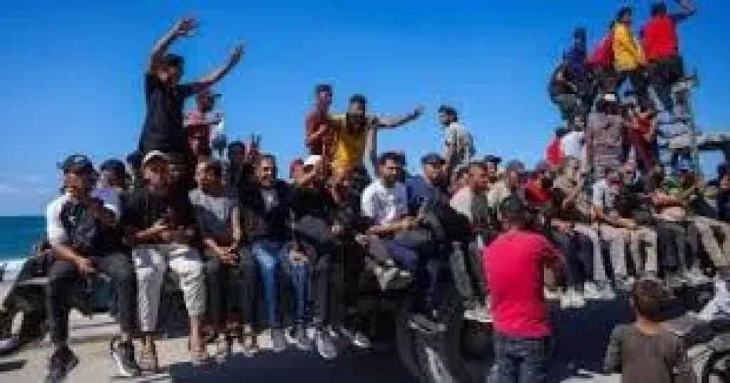 عودة آلاف الفلسطينيين إلى منازلهم وسط فرحة عارمة بعد اتفاق شرم الشيخ.. صور