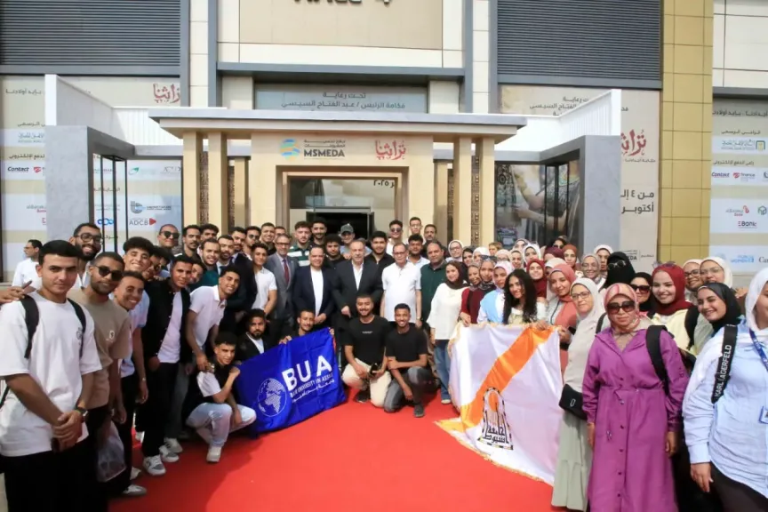محافظ أسيوط يشارك وفدا من طلاب جامعتي أسيوط وبدر في زيارة معرض
