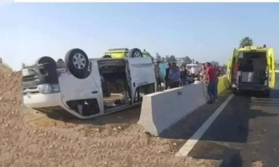 إصابة 10 أشخاص إثر انقلاب ميكروباص بطريق إسكندرية الصحراوى