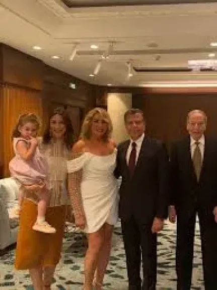 إيناس الدغيدي وابنتها وحفيدتها.. 3 أجيال فى صورة سعيدة من عقد قران المخرجة