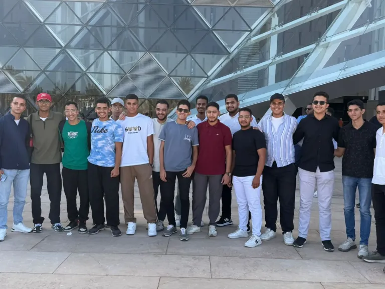 طلاب جامعة أسيوط الأهلية في زيارة ثقافية للمتحف المصري الكبير والمتحف