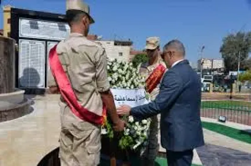 محافظ الإسماعيلية يضع إكليل زهور على النصب التذكاري بميدان الشهداء
