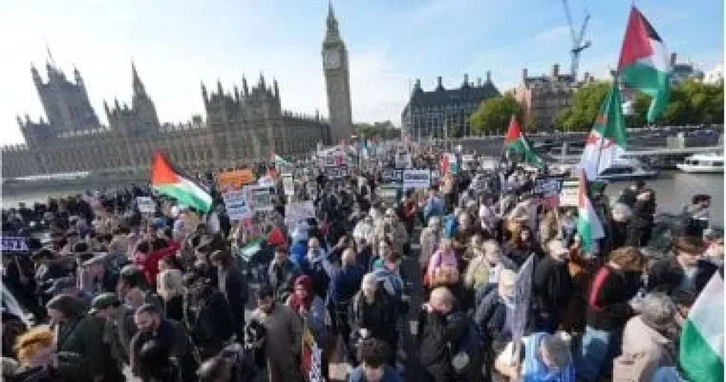 تظاهر عشرات الآلاف من المحتجين المؤيدين لفلسطين فى شوارع لندن