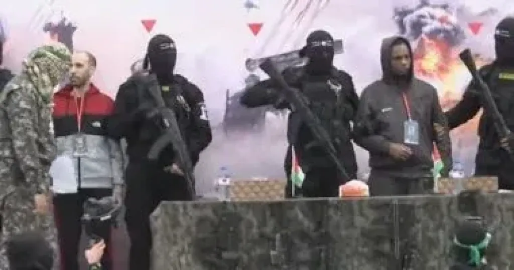 بدء نقل الأسرى الفلسطينيين المقرر الإفراج عنهم من السجون الإسرائيلية